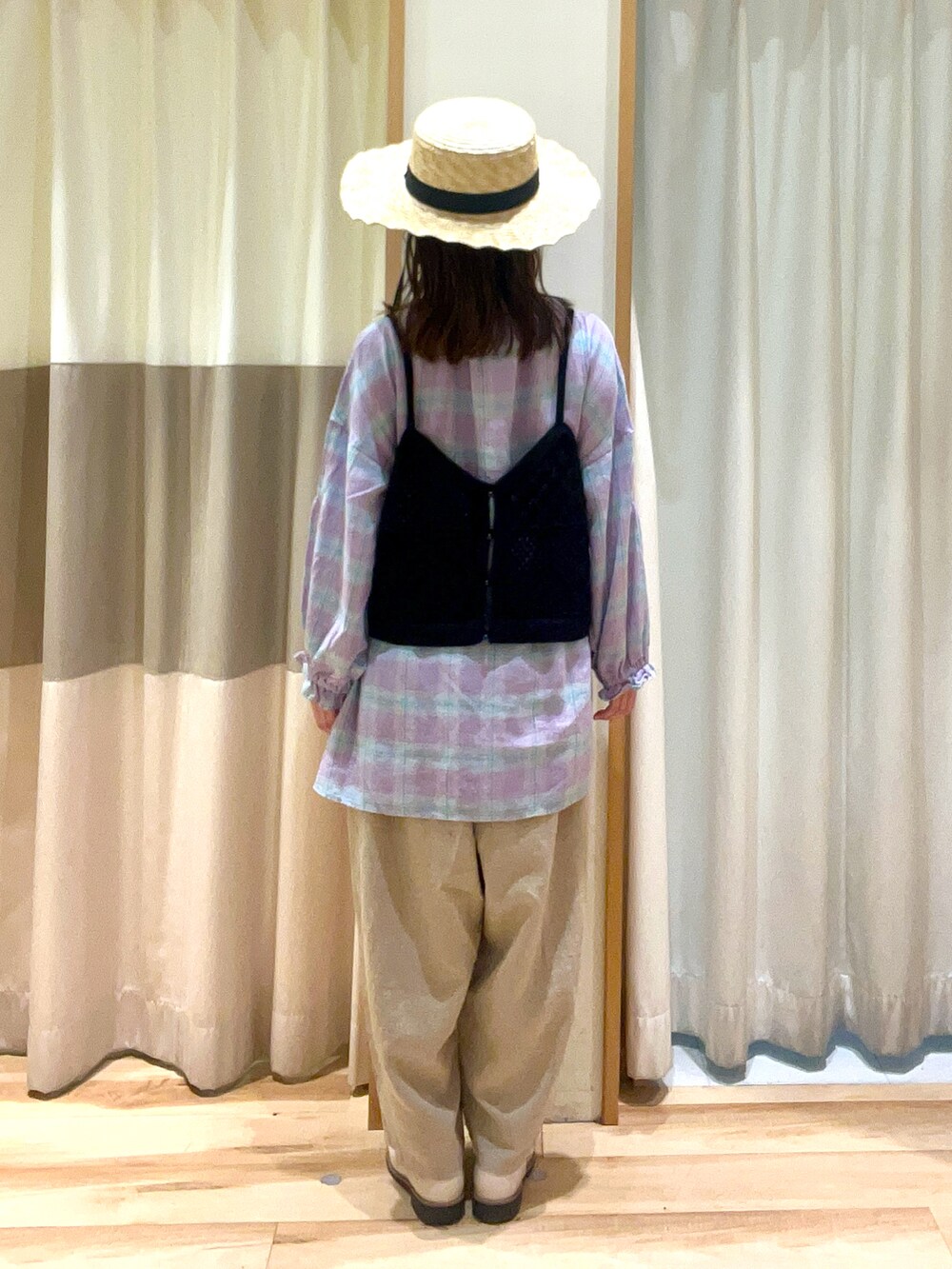 ブラック系のキャミソール、パープル系のシャツ/ブラウス、ベージュ系のその他パンツを着用したレディースの春コーディネートの3枚目の写真
