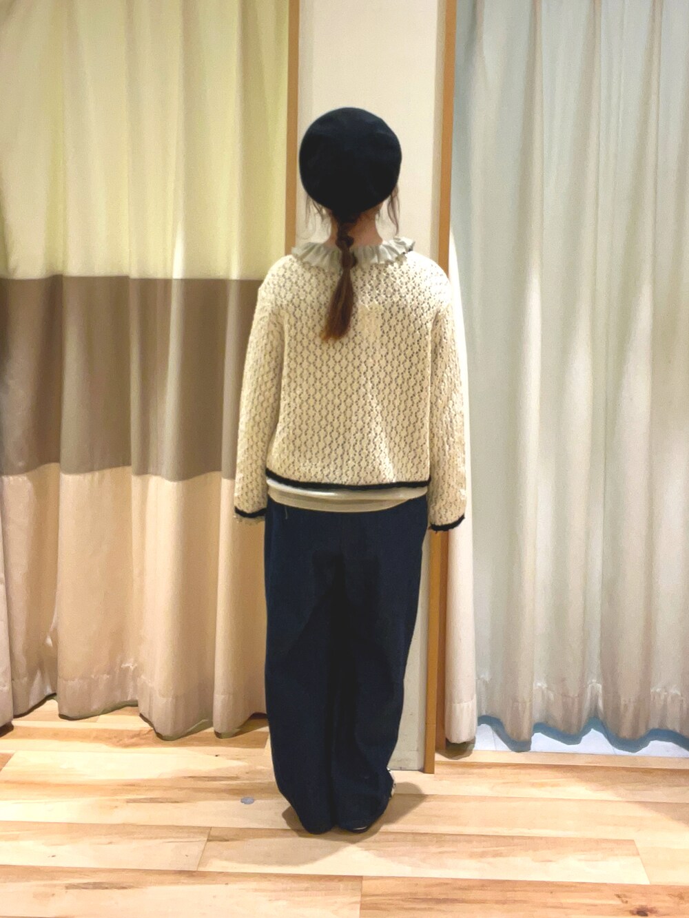 ベージュ系のTシャツ/カットソー、ホワイト系のカーディガン/ボレロ、ブルー系のデニムパンツを着用したレディースの春コーディネートの5枚目の写真