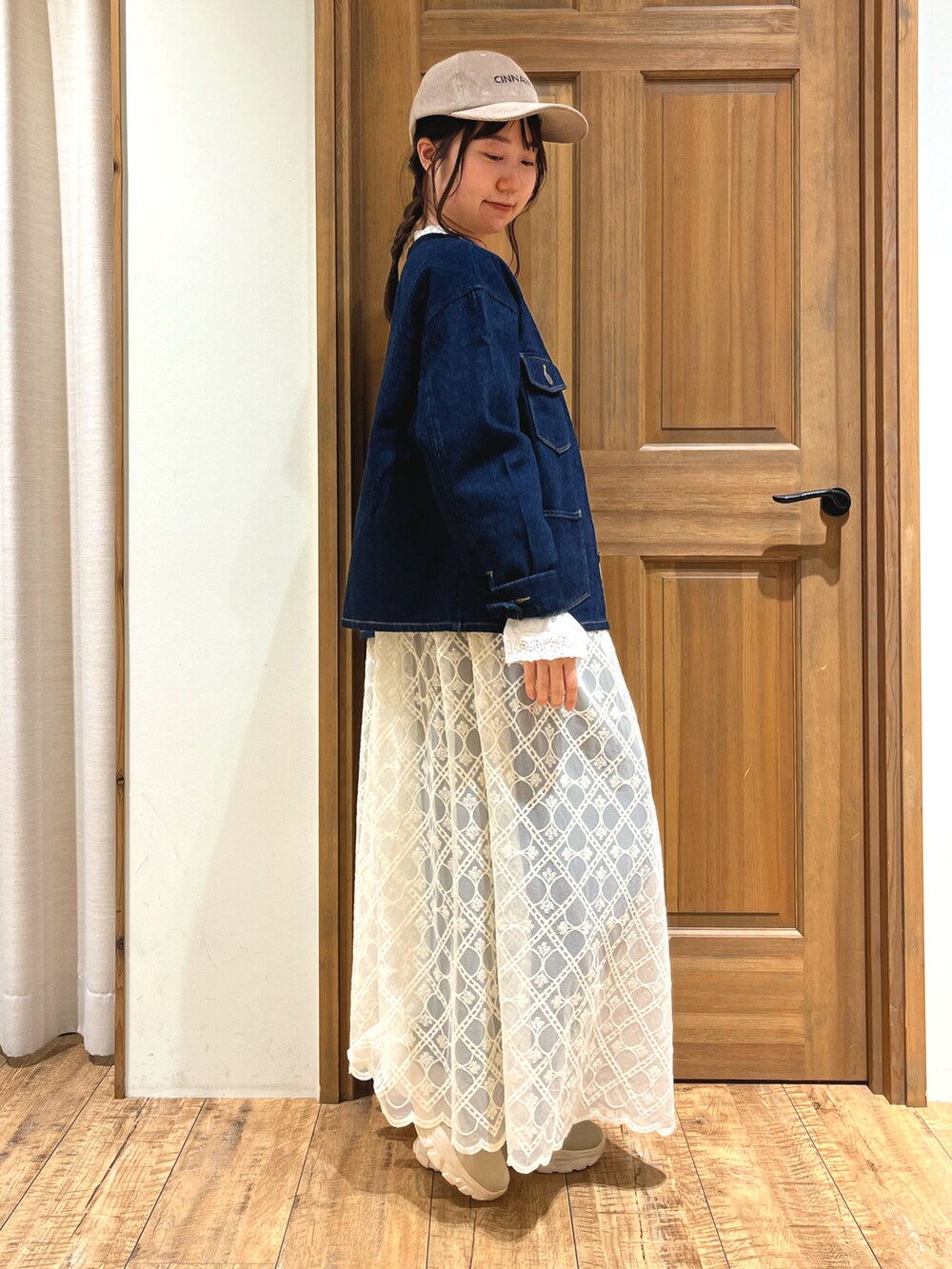 ベージュ系のドレスシューズ、グリーン系のその他パンツ、ホワイト系のワンピースを着用したレディースの秋コーディネートの5枚目の写真