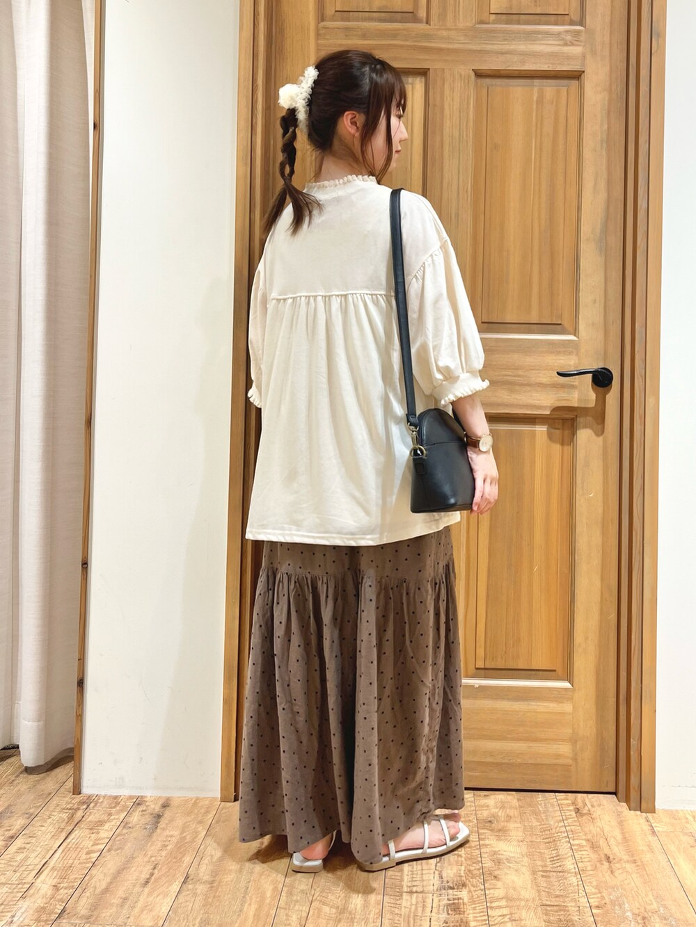 ブラック系のハンドバッグ、グレー系のワンピース、ホワイト系のTシャツ/カットソーを着用したレディースの夏コーディネートの3枚目の写真