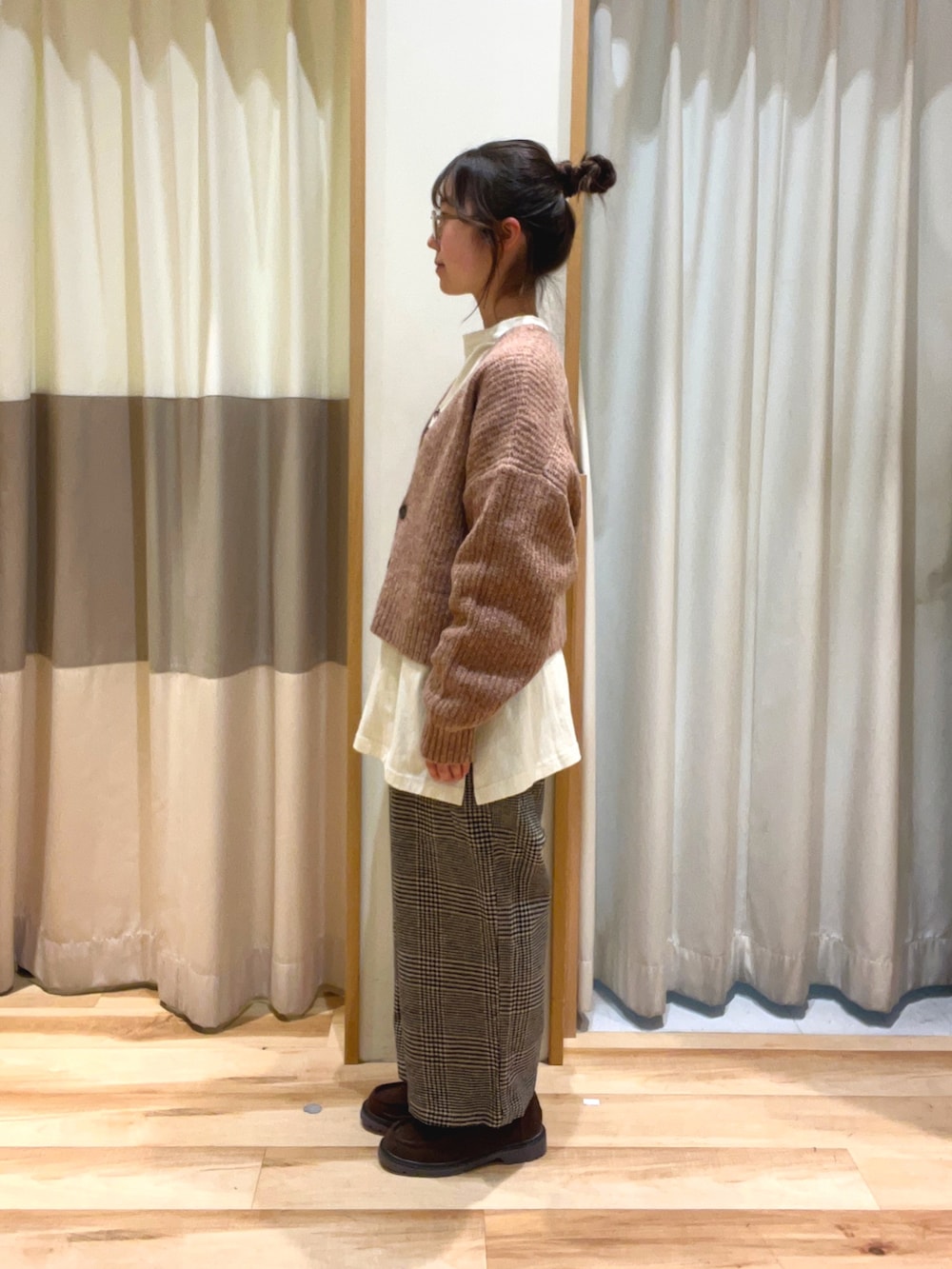 オレンジ系のカーディガン/ボレロ、ホワイト系のTシャツ/カットソー、ベージュ系のその他パンツを着用したレディースの秋コーディネートの2枚目の写真