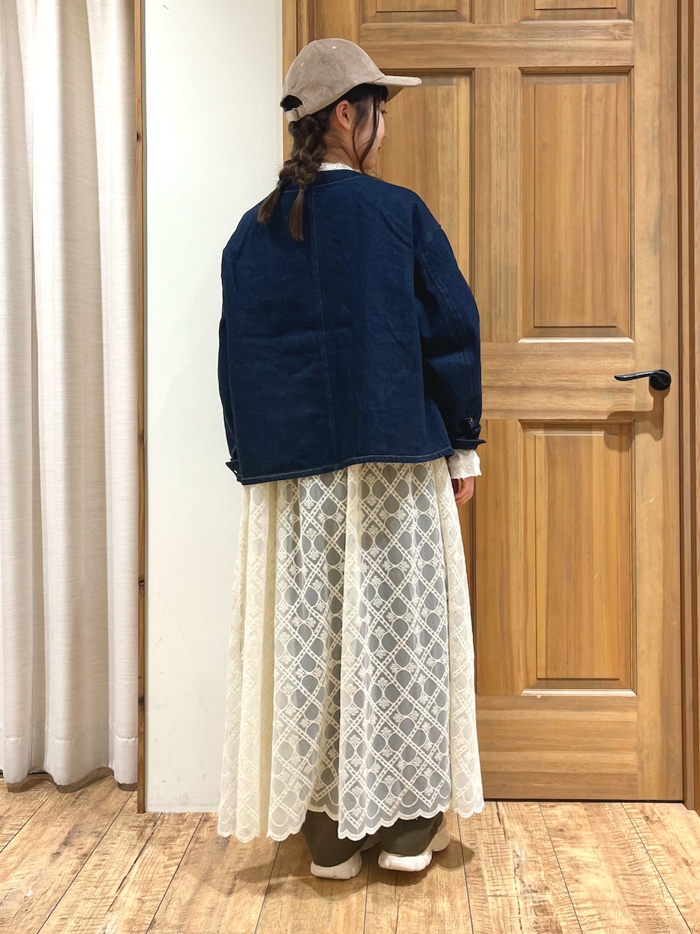ベージュ系のドレスシューズ、グリーン系のその他パンツ、ホワイト系のワンピースを着用したレディースの秋コーディネートの4枚目の写真