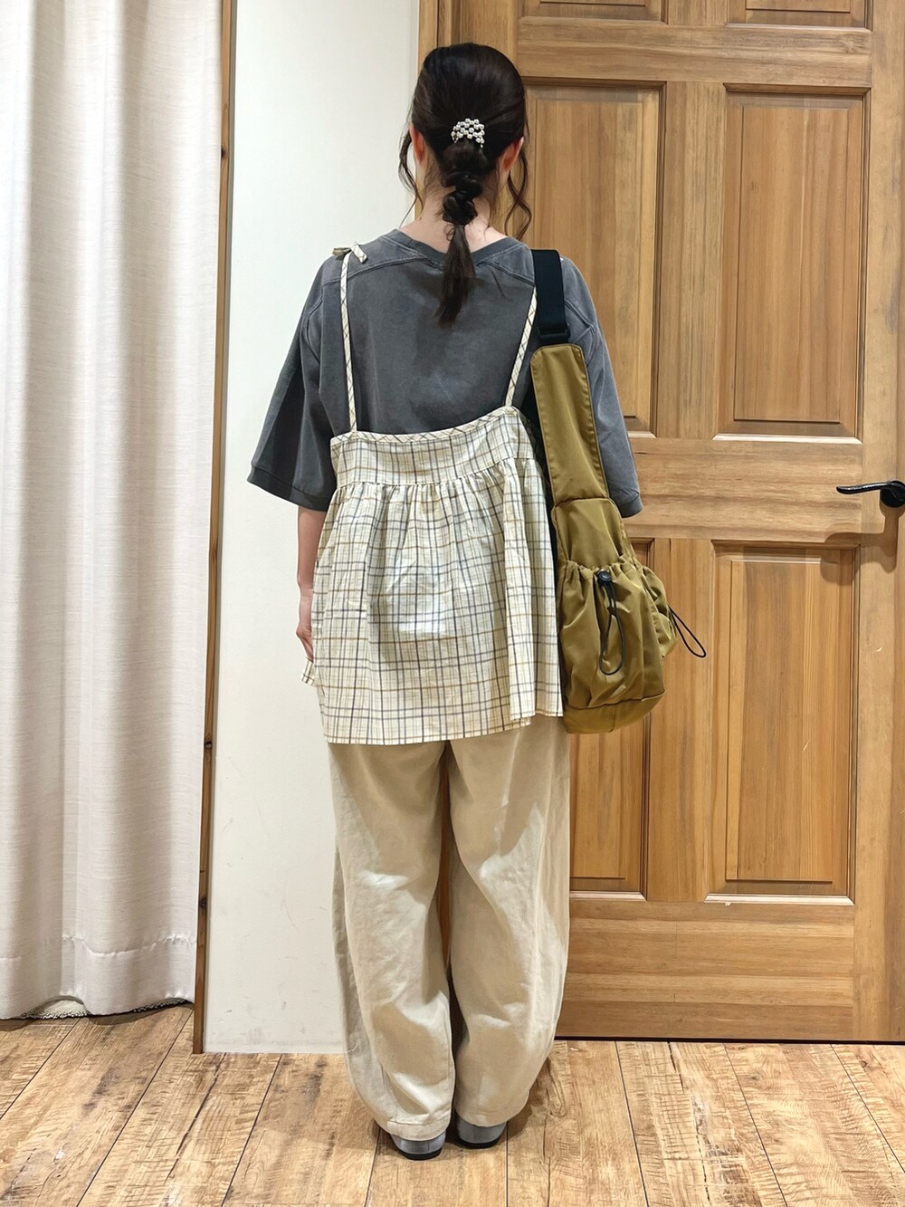 グレー系のドレスシューズ、ベージュ系のハンドバッグ、ホワイト系のシャツ/ブラウスを着用したレディースの秋コーディネートの4枚目の写真