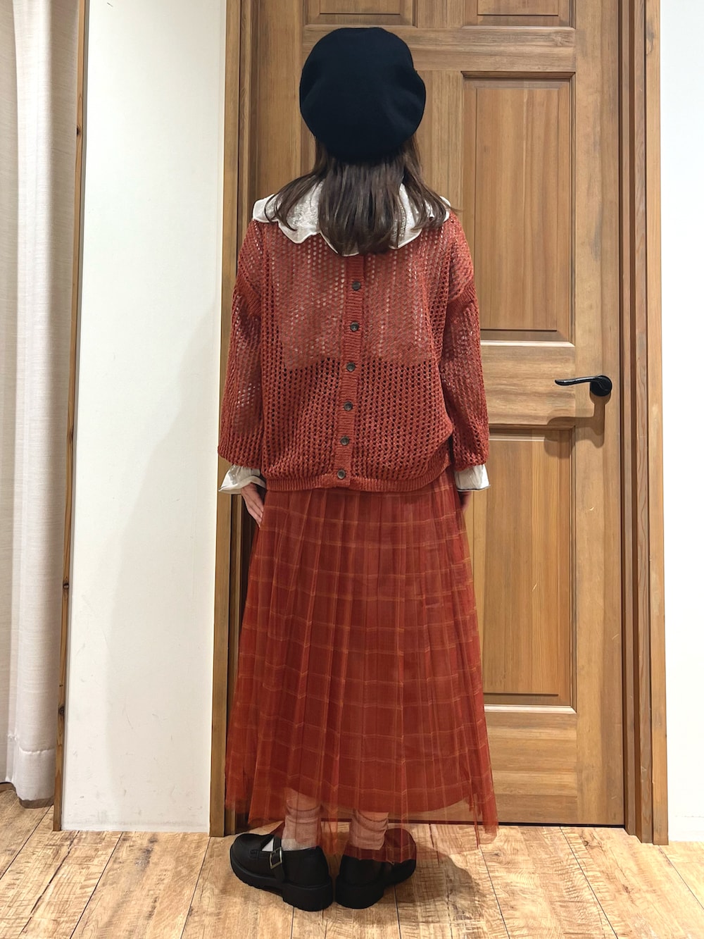 ホワイト系のシャツ/ブラウス、ホワイト系のTシャツ/カットソー、レッド系のニット/セーターを着用したレディースの秋コーディネートの3枚目の写真