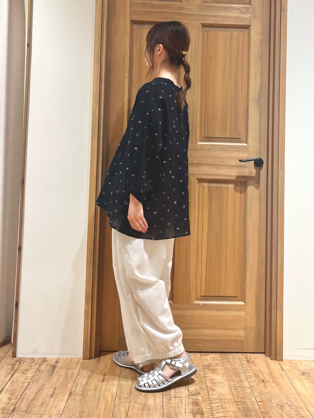 シルバー系のサンダル、ホワイト系のその他パンツ、ホワイト系のタンクトップを着用したレディースの夏コーディネートの4枚目の写真