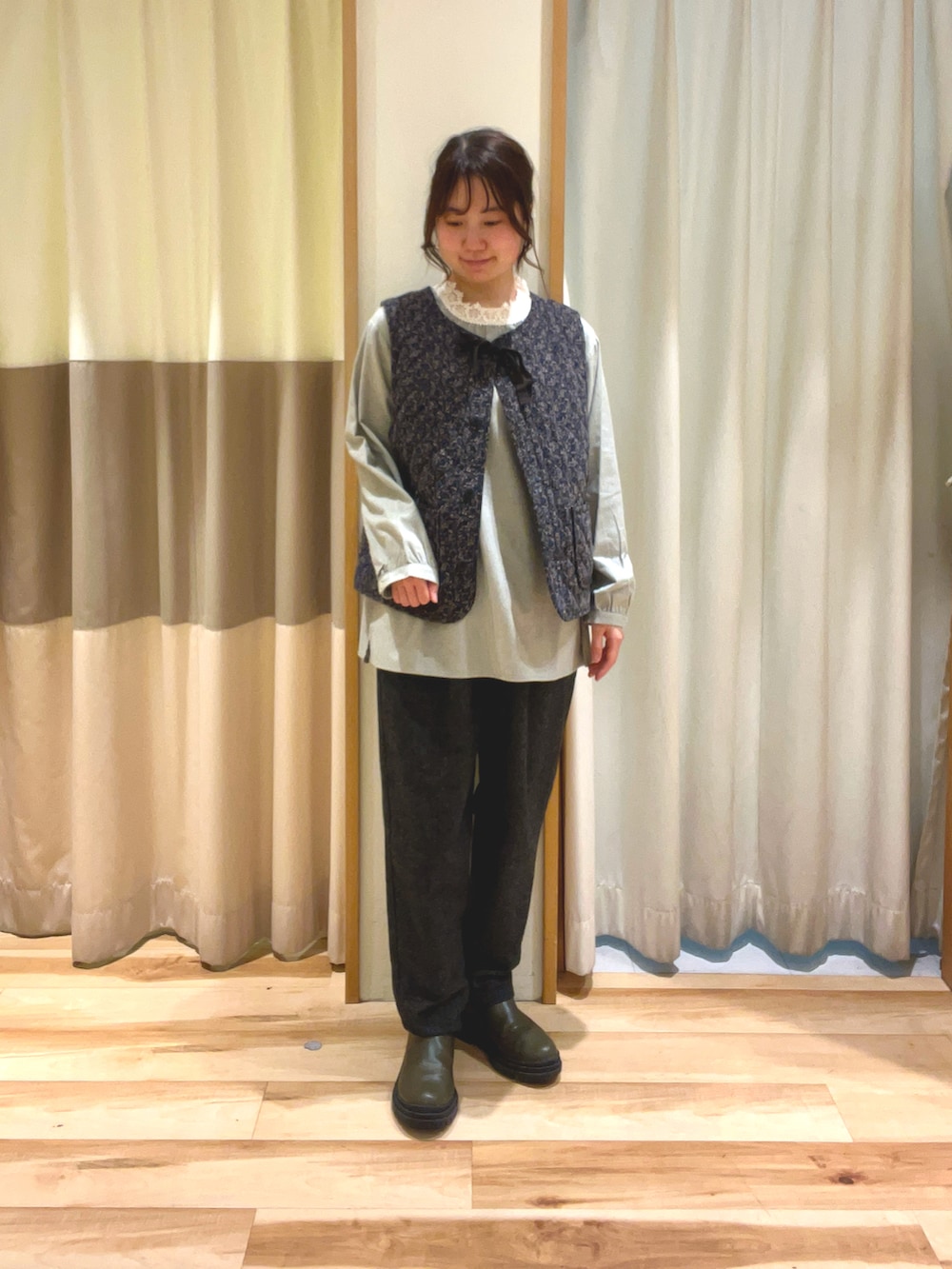 グレー系のシャツ/ブラウス、ブラック系のベスト、グレー系のその他パンツを着用したレディースの冬コーディネートの2枚目の写真