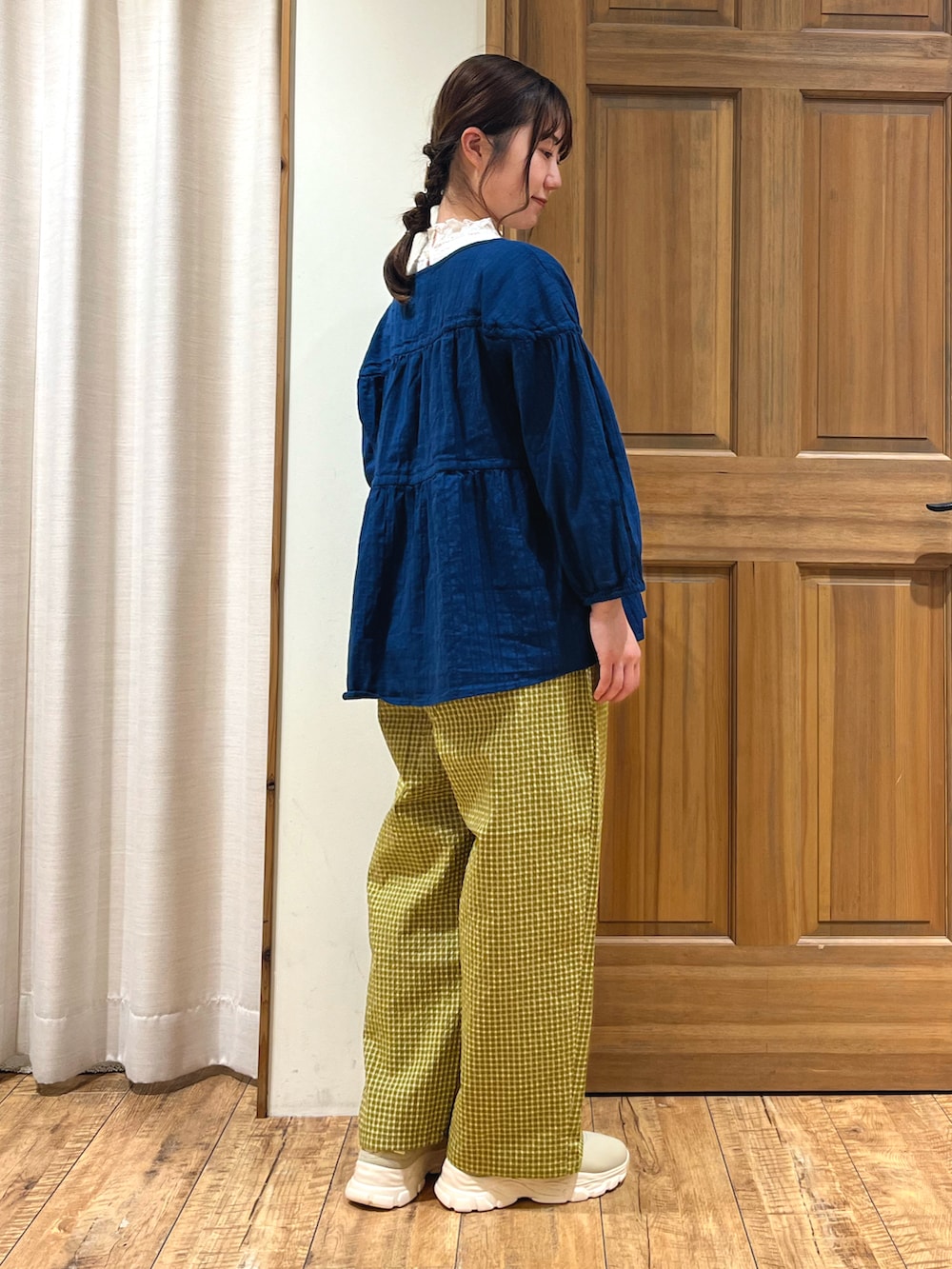 ベージュ系のドレスシューズ、イエロー系のその他パンツ、ホワイト系のTシャツ/カットソーを着用したレディースの秋コーディネートの3枚目の写真