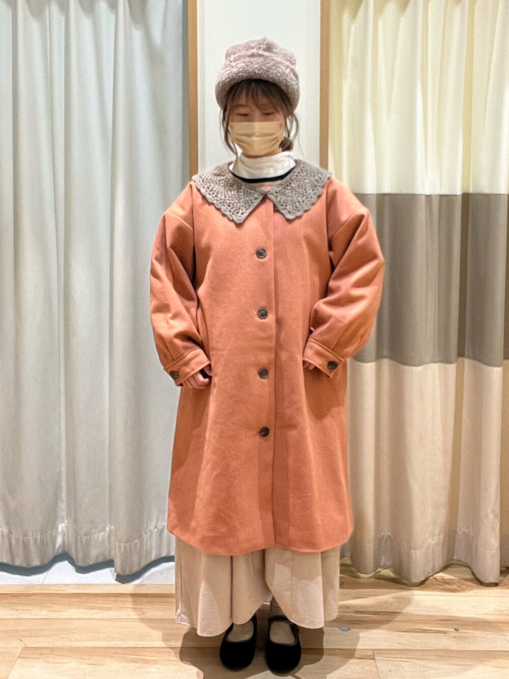 ホワイト系のシャツ/ブラウス、ベージュ系のワンピース、ブラック系のドレスシューズを着用したレディースの秋コーディネートの3枚目の写真