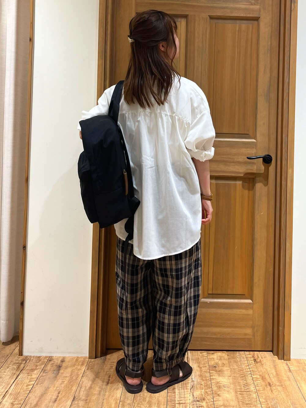 ホワイト系のTシャツ/カットソー、ブラック系のその他パンツ、ブラウン系のサンダルを着用したレディースの夏コーディネートの3枚目の写真