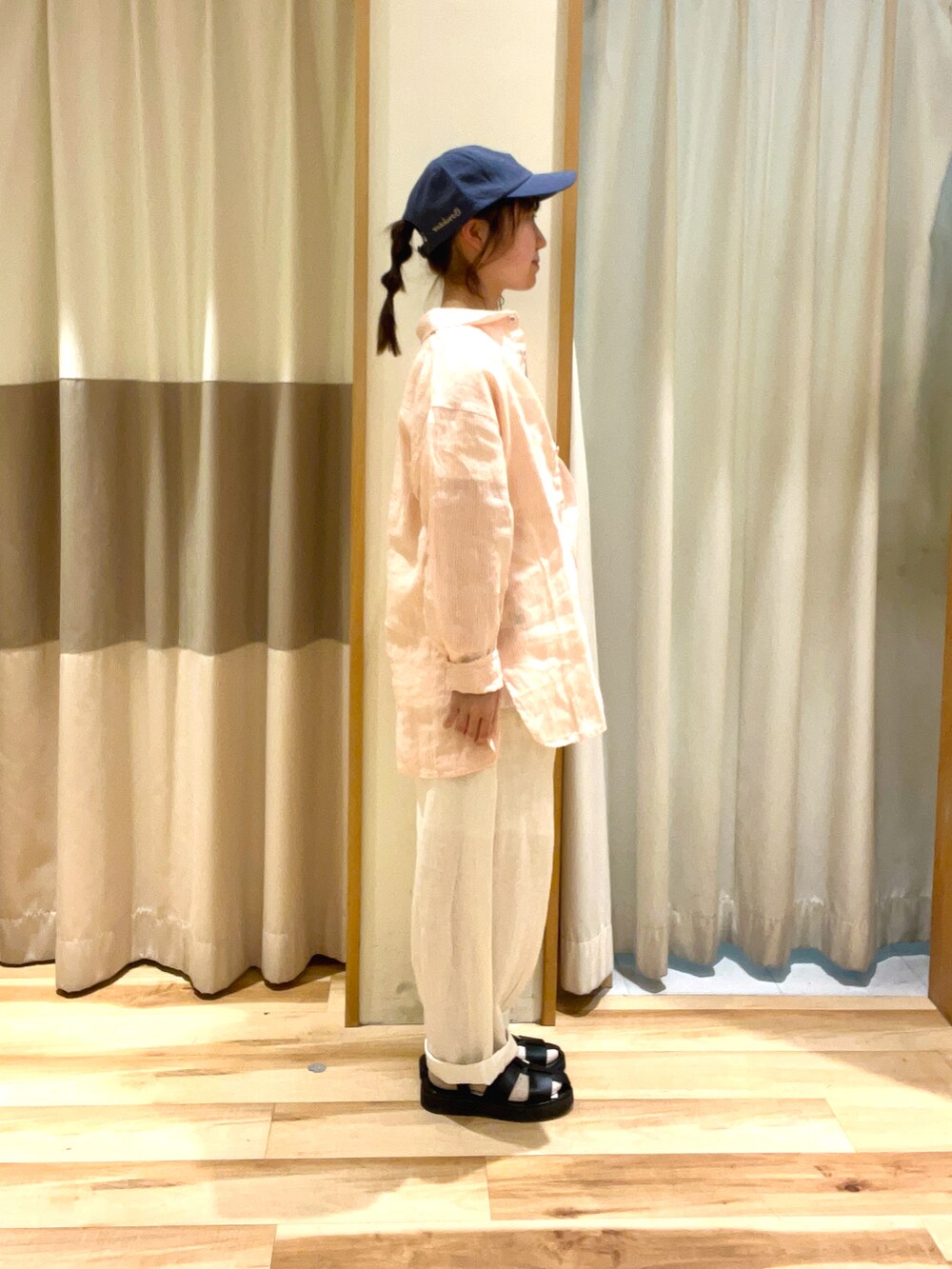 ブラック系のサンダル、ホワイト系のその他パンツ、ピンク系のシャツ/ブラウスを着用したレディースの春コーディネートの2枚目の写真