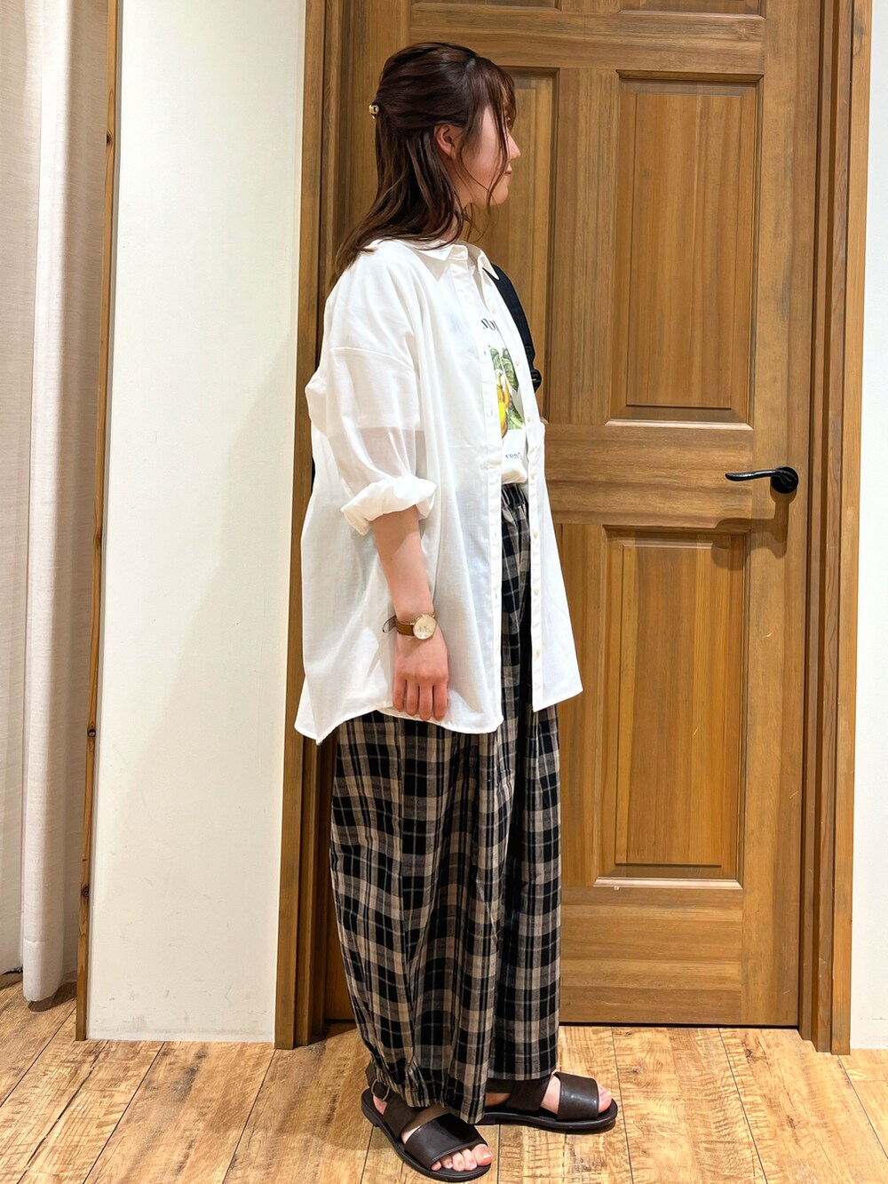 ホワイト系のTシャツ/カットソー、ブラック系のその他パンツ、ブラウン系のサンダルを着用したレディースの夏コーディネートの2枚目の写真