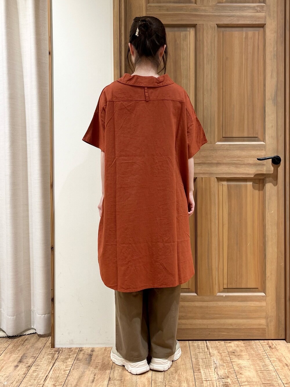 ベージュ系のドレスシューズ、ブラック系のカーディガン/ボレロ、ブラウン系のシャツ/ブラウスを着用したレディースの秋コーディネートの4枚目の写真