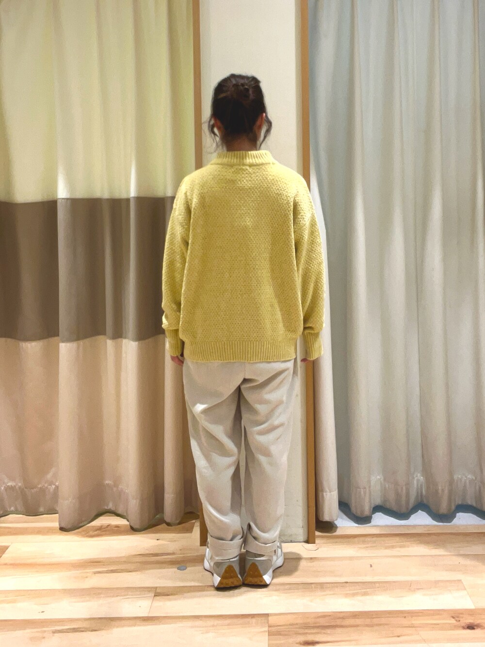 ホワイト系のその他パンツ、イエロー系のニット/セーターを着用したレディースの冬コーディネートの3枚目の写真