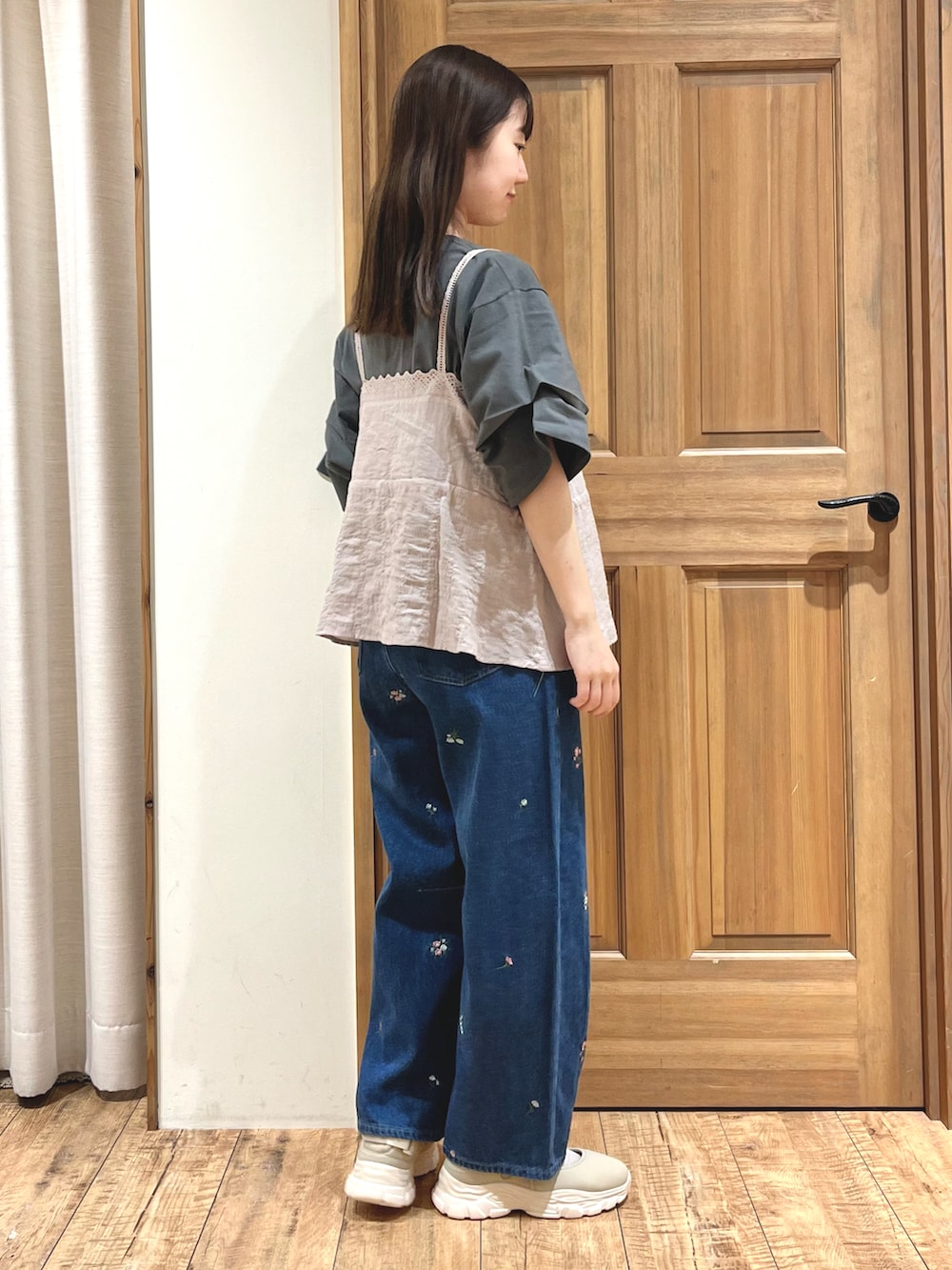 ベージュ系のドレスシューズ、ブルー系のその他パンツ、ベージュ系のシャツ/ブラウスを着用したレディースの秋コーディネートの4枚目の写真