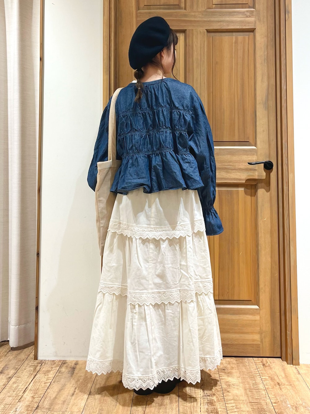 ブラック系のブーツ、ブラック系のTシャツ/カットソー、ブルー系のシャツ/ブラウスを着用したレディースの秋コーディネートの4枚目の写真