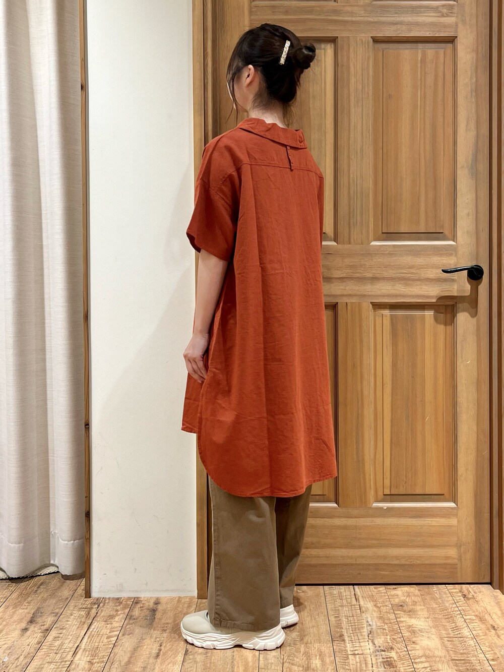 ベージュ系のドレスシューズ、ブラック系のカーディガン/ボレロ、ブラウン系のシャツ/ブラウスを着用したレディースの秋コーディネートの3枚目の写真