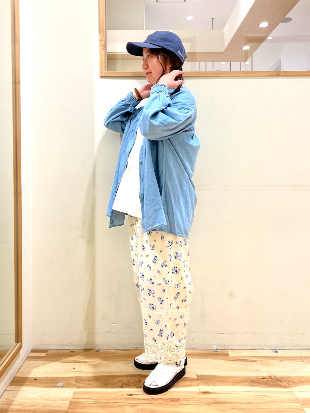 パープル系のワンピース、ホワイト系のTシャツ/カットソー、ホワイト系のサンダルを着用したレディースの春コーディネートの2枚目の写真