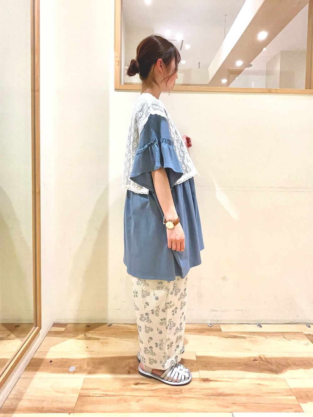 ホワイト系のワンピース、ブルー系のTシャツ/カットソー、ホワイト系のパンツを着用したレディースの春コーディネートの4枚目の写真