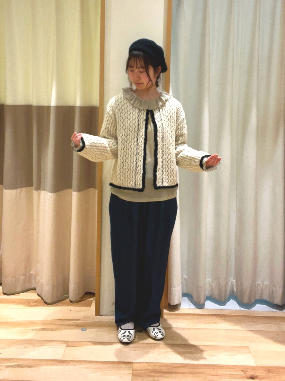 ベージュ系のTシャツ/カットソー、ホワイト系のカーディガン/ボレロ、ブルー系のデニムパンツを着用したレディースの春コーディネートの3枚目の写真