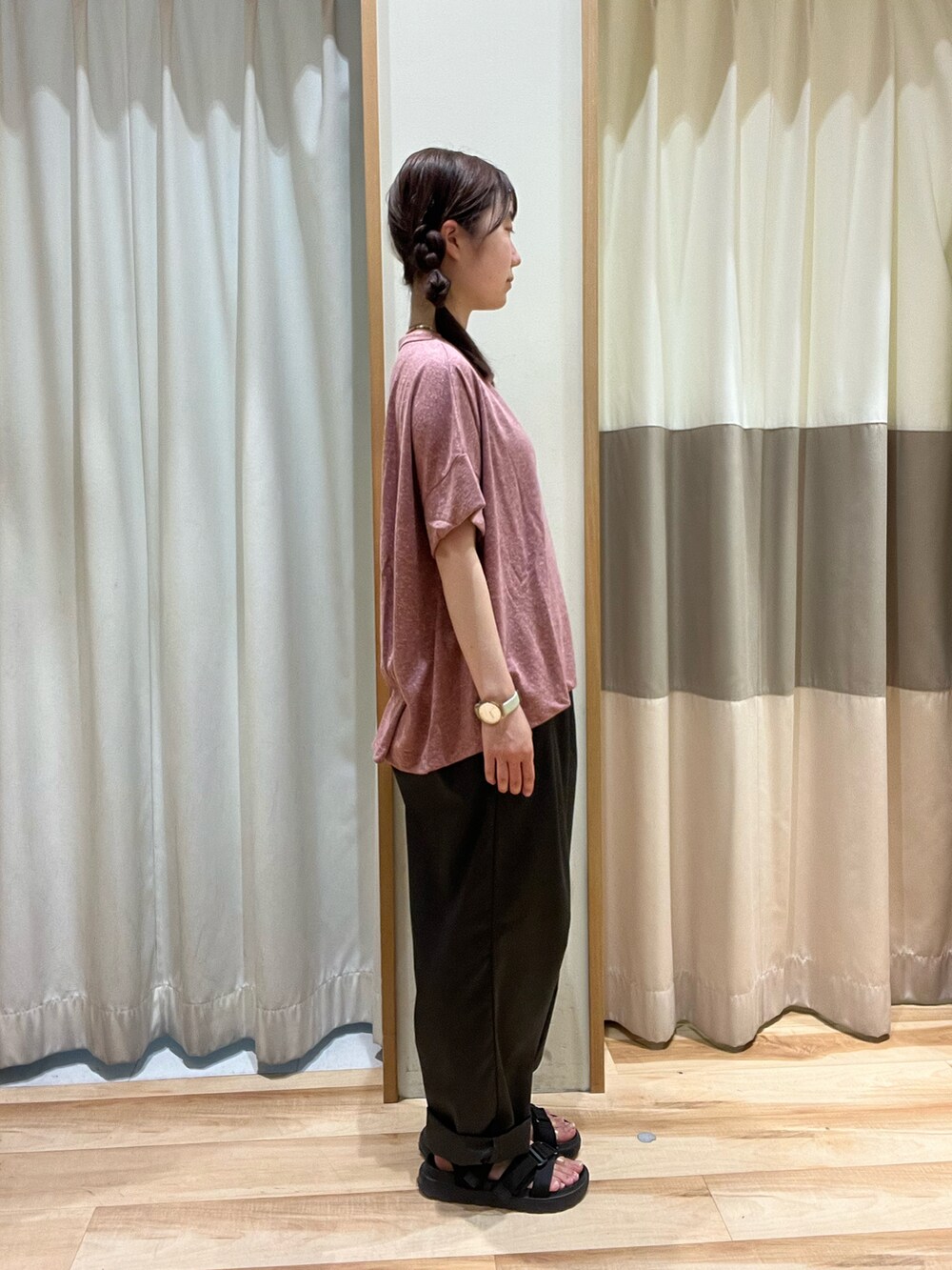 ピンク系のTシャツ/カットソー、グレー系のその他パンツを着用したレディースの夏コーディネートの2枚目の写真