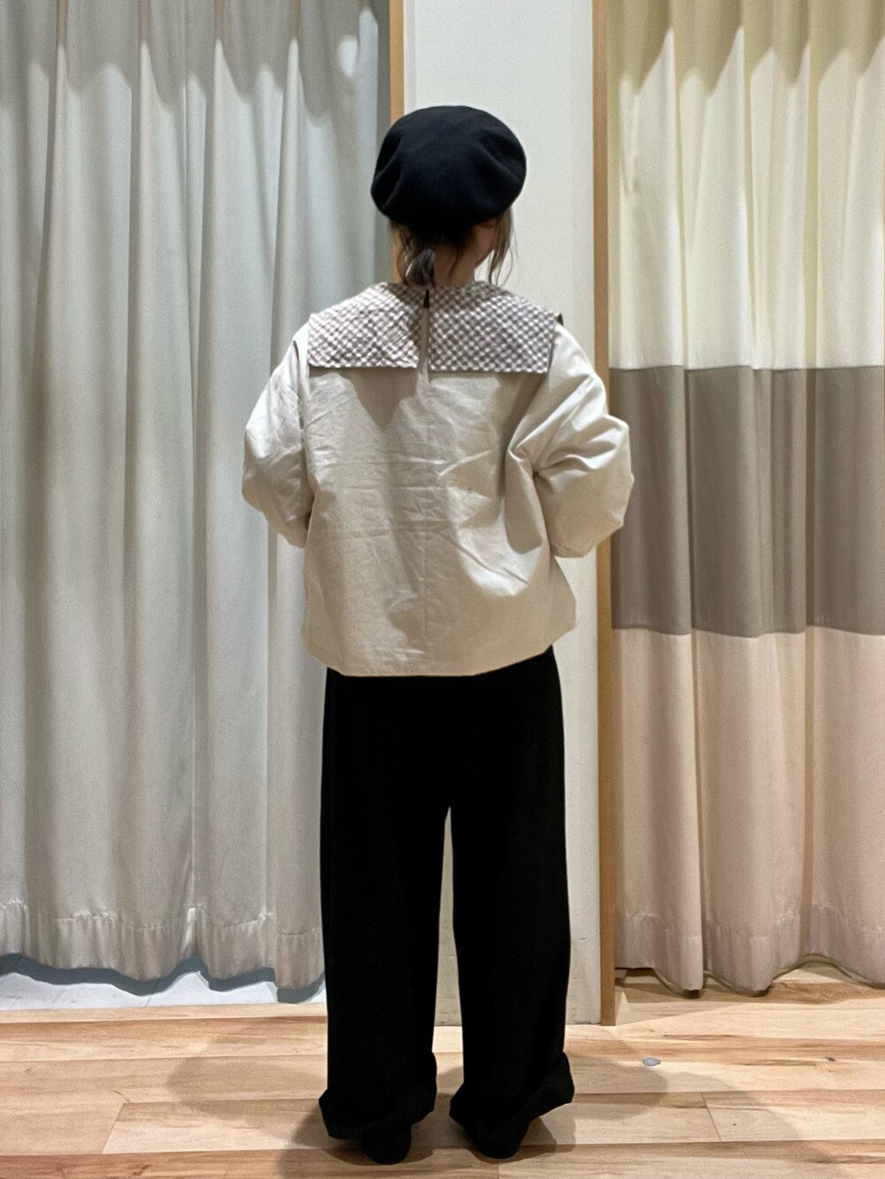 ホワイト系のノーカラージャケット、ブラック系のその他パンツ、ブラック系のドレスシューズを着用したレディースの秋コーディネートの2枚目の写真