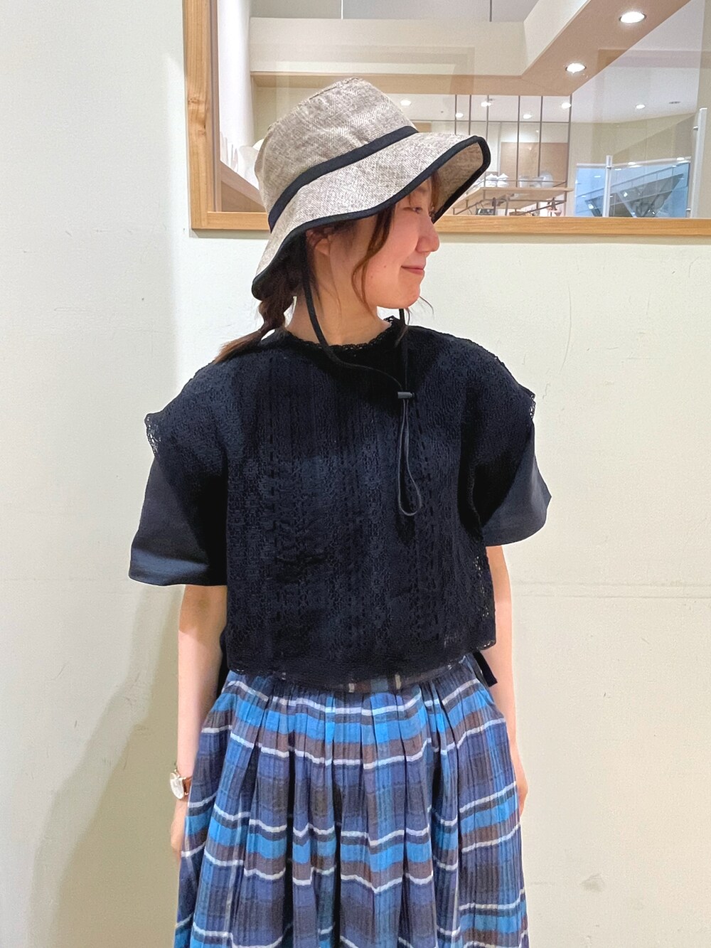 ベージュ系のワンピース、グレー系のTシャツ/カットソー、ブルー系のスカートを着用したレディースの春コーディネートの5枚目の写真