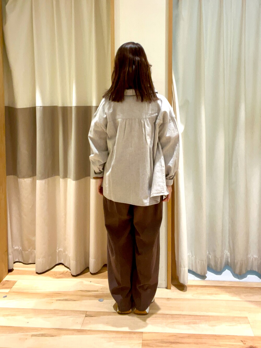 ブラウン系のその他パンツ、ホワイト系のTシャツ/カットソー、ベージュ系のシャツ/ブラウスを着用したレディースの春コーディネートの4枚目の写真