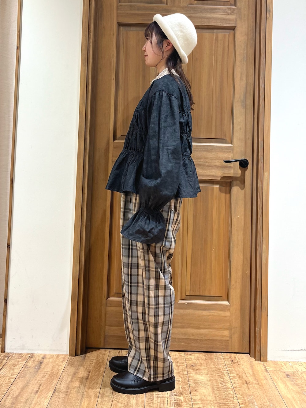 ブラック系のドレスシューズ、グレー系のその他パンツ、ブラック系のシャツ/ブラウスを着用したレディースの秋コーディネートの2枚目の写真