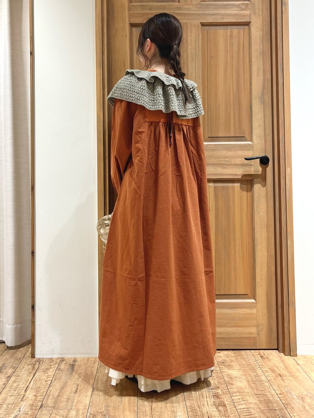 ベージュ系のバッグ、オレンジ系のワンピース、ホワイト系のその他パンツを着用したレディースの秋コーディネートの3枚目の写真