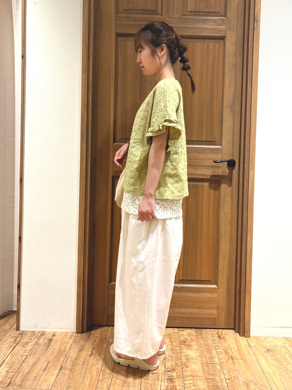 グリーン系のTシャツ/カットソー、イエロー系のTシャツ/カットソー、ホワイト系のその他パンツを着用したレディースの夏コーディネートの5枚目の写真
