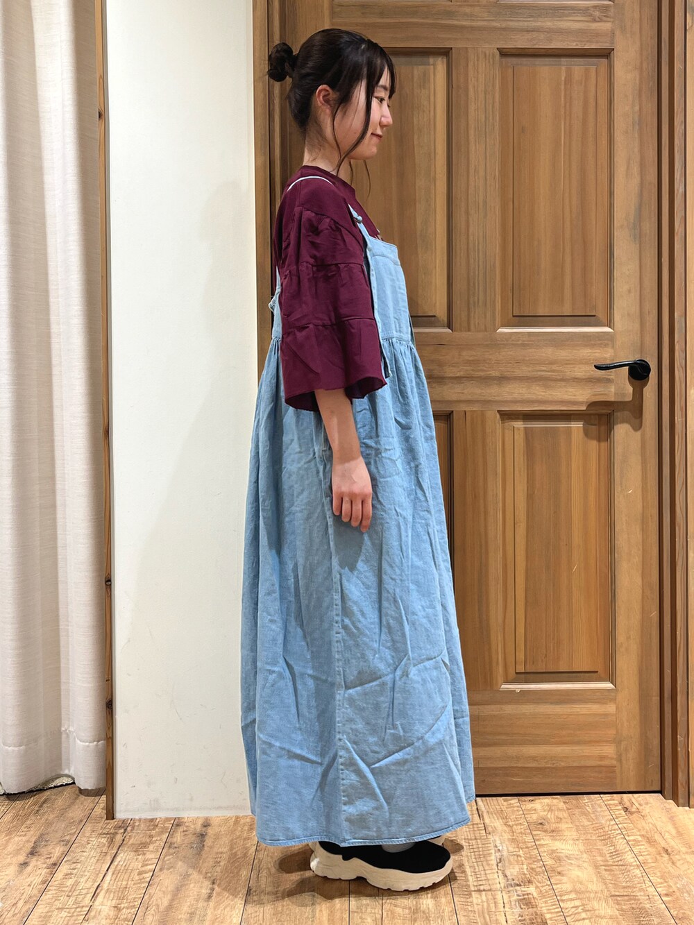 ブラック系のドレスシューズ、ブルー系のワンピース、パープル系のTシャツ/カットソーを着用したレディースの秋コーディネートの5枚目の写真