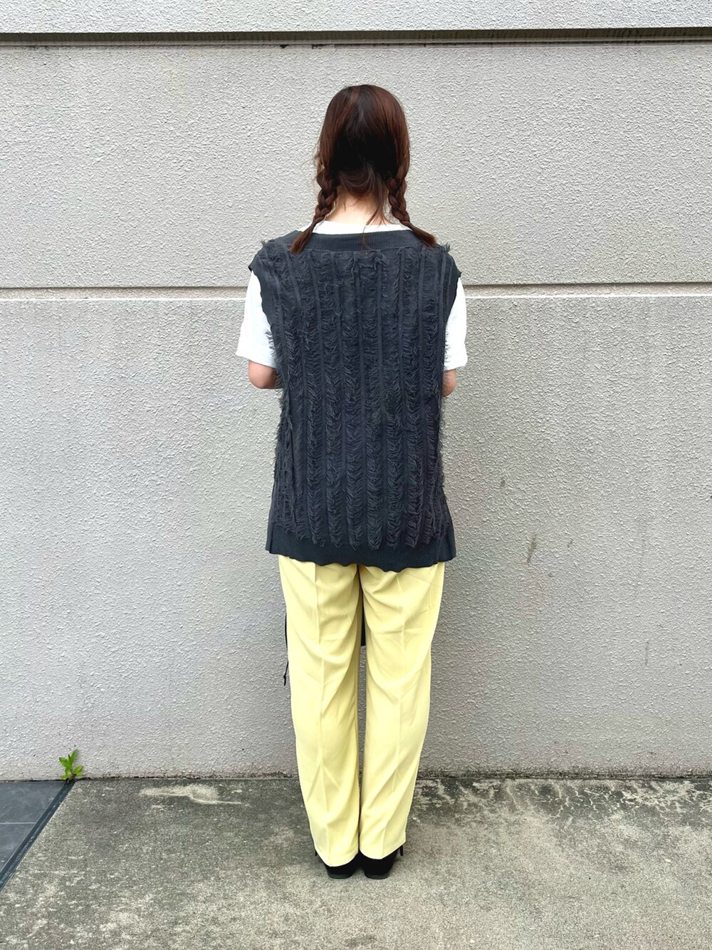 グレー系のニット/セーター、ホワイト系のTシャツ/カットソー、イエロー系のその他パンツを着用したレディースの春コーディネートの4枚目の写真