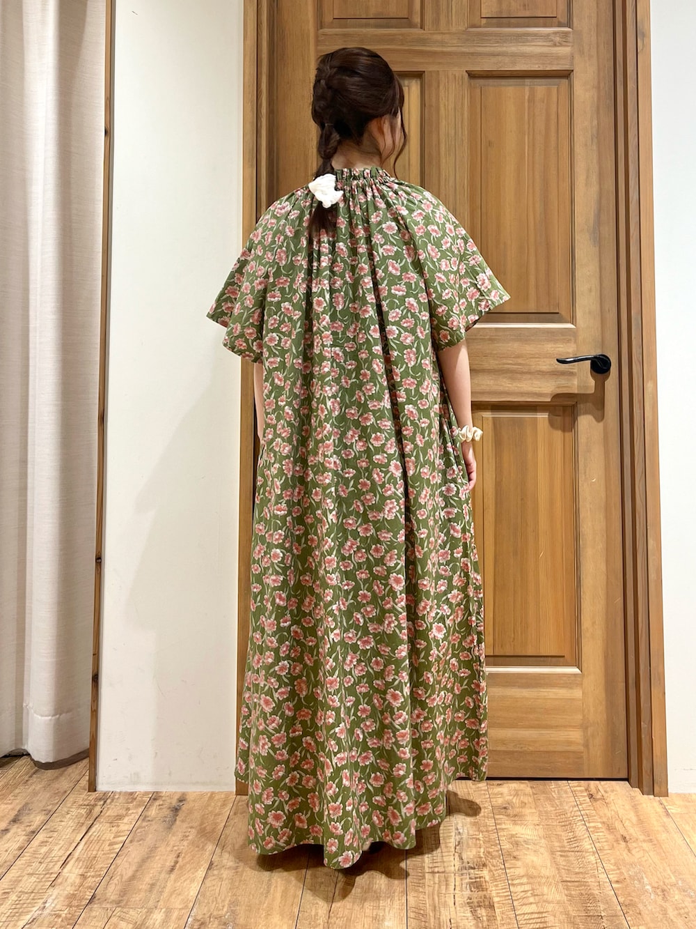 ホワイト系のサンダル、ベージュ系のその他パンツ、グレー系のシャツ/ブラウスを着用したレディースの夏コーディネートの3枚目の写真