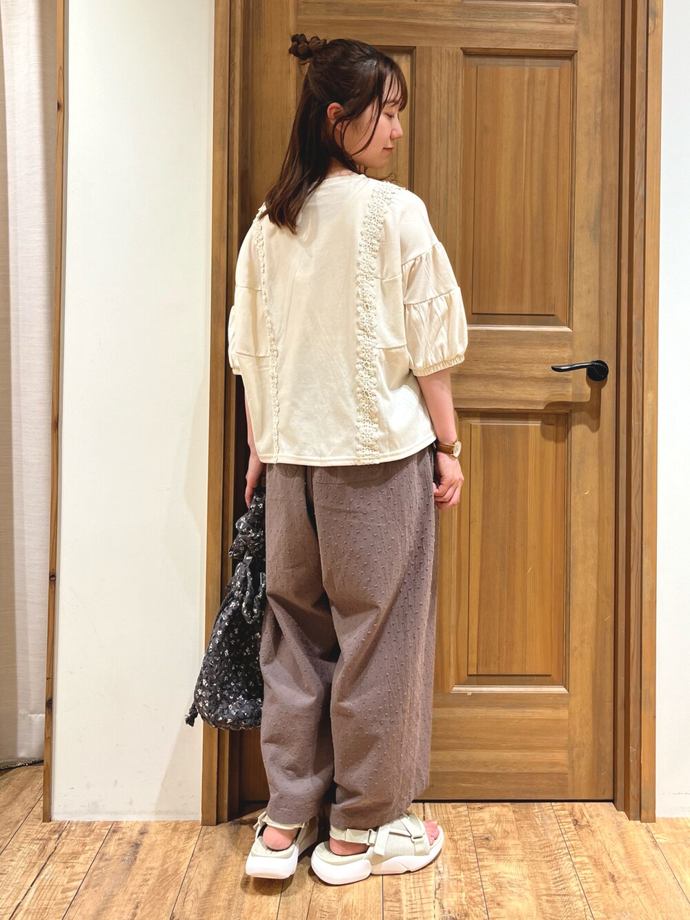 ベージュ系のサンダル、グレー系のハンドバッグ、ブラウン系のその他パンツを着用したレディースの夏コーディネートの4枚目の写真