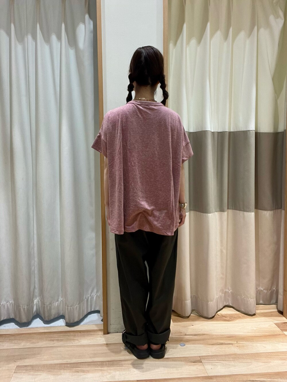 ピンク系のTシャツ/カットソー、グレー系のその他パンツを着用したレディースの夏コーディネートの3枚目の写真