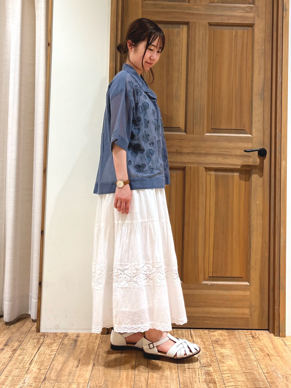 ホワイト系のサンダル、ホワイト系のスカート、グリーン系のシャツ/ブラウスを着用したレディースの夏コーディネートの4枚目の写真