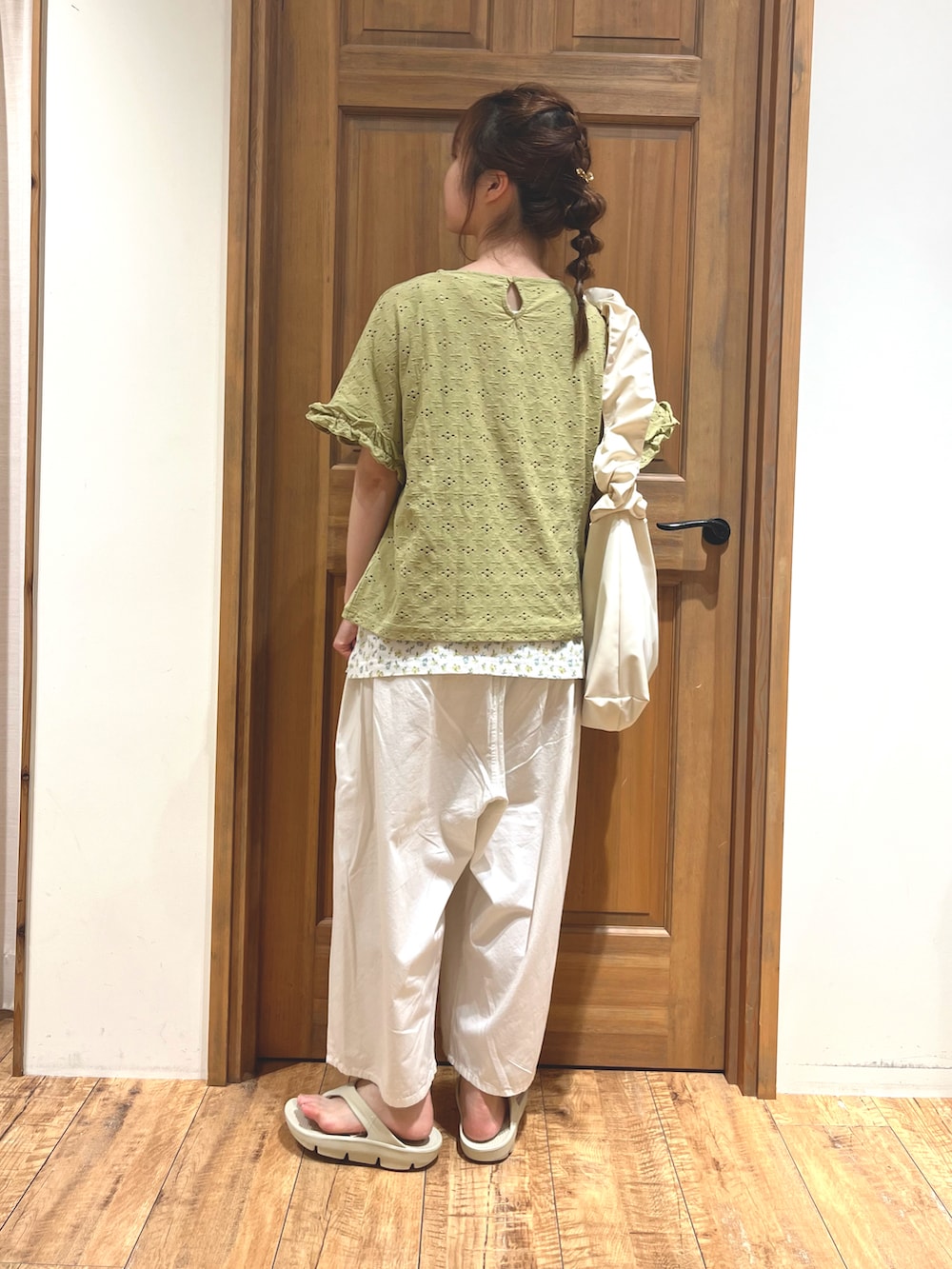 グリーン系のTシャツ/カットソー、イエロー系のTシャツ/カットソー、ホワイト系のその他パンツを着用したレディースの夏コーディネートの4枚目の写真