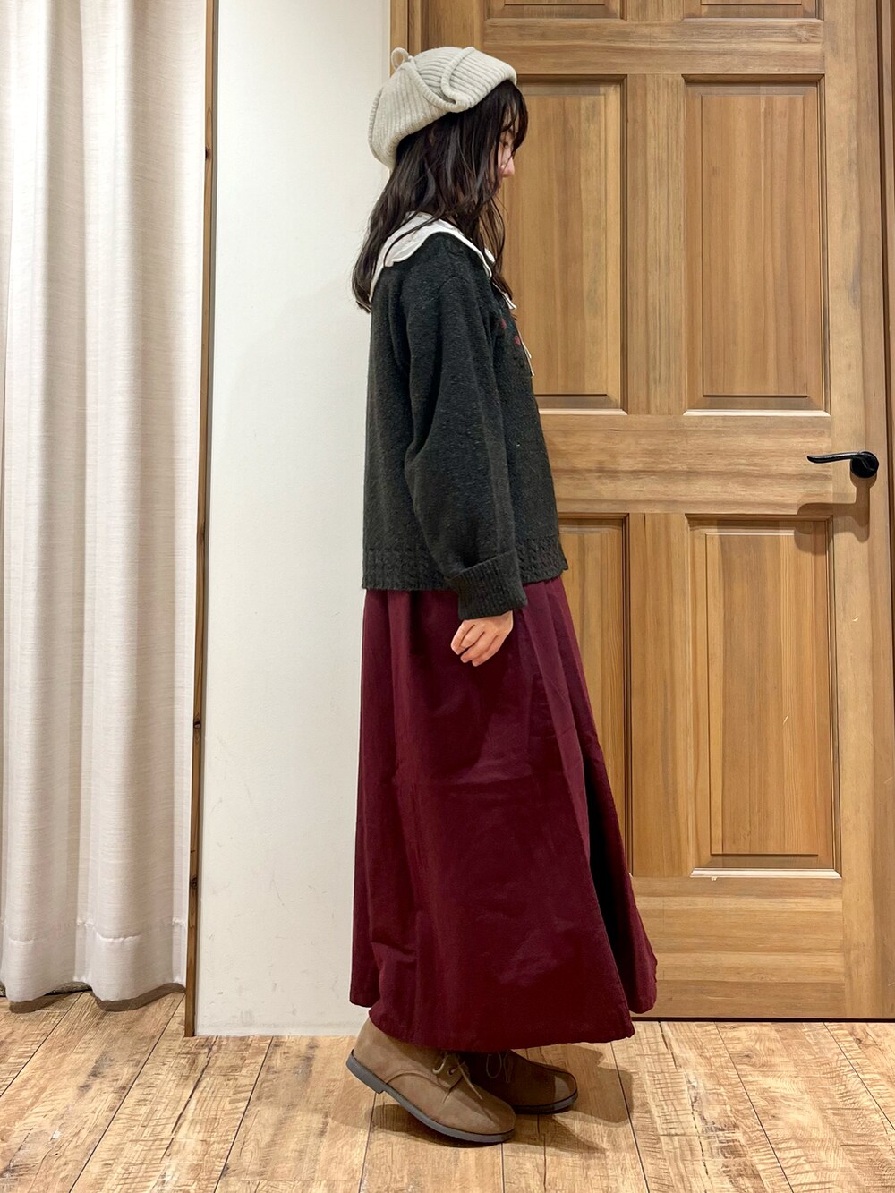 グレー系のカーディガン/ボレロ、ホワイト系のシャツ/ブラウス、ベージュ系のドレスシューズを着用したレディースの秋コーディネートの5枚目の写真