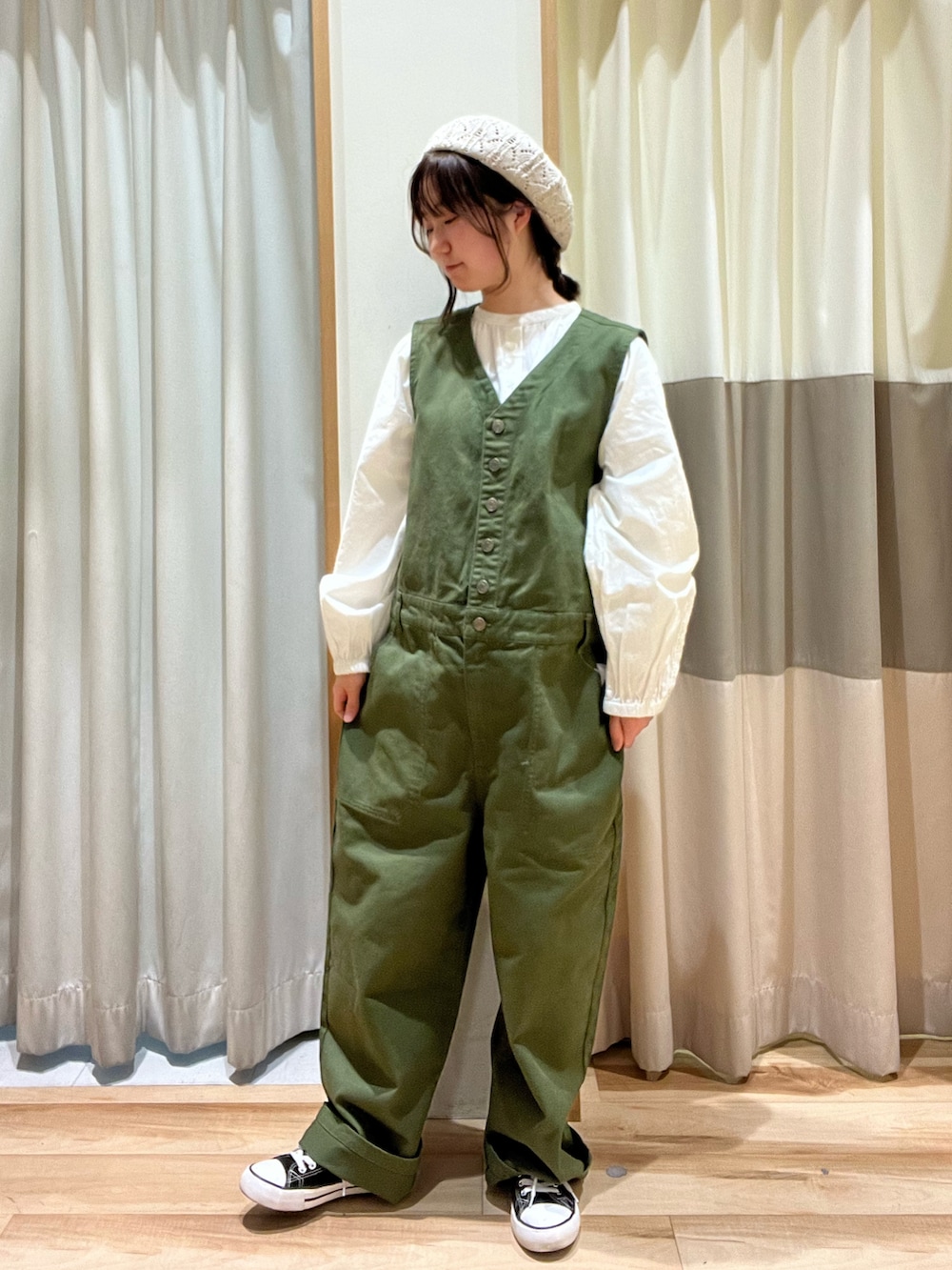 ホワイト系のシャツ/ブラウス、グリーン系のその他パンツ、ベージュ系のハットを着用したレディースの冬コーディネートの2枚目の写真