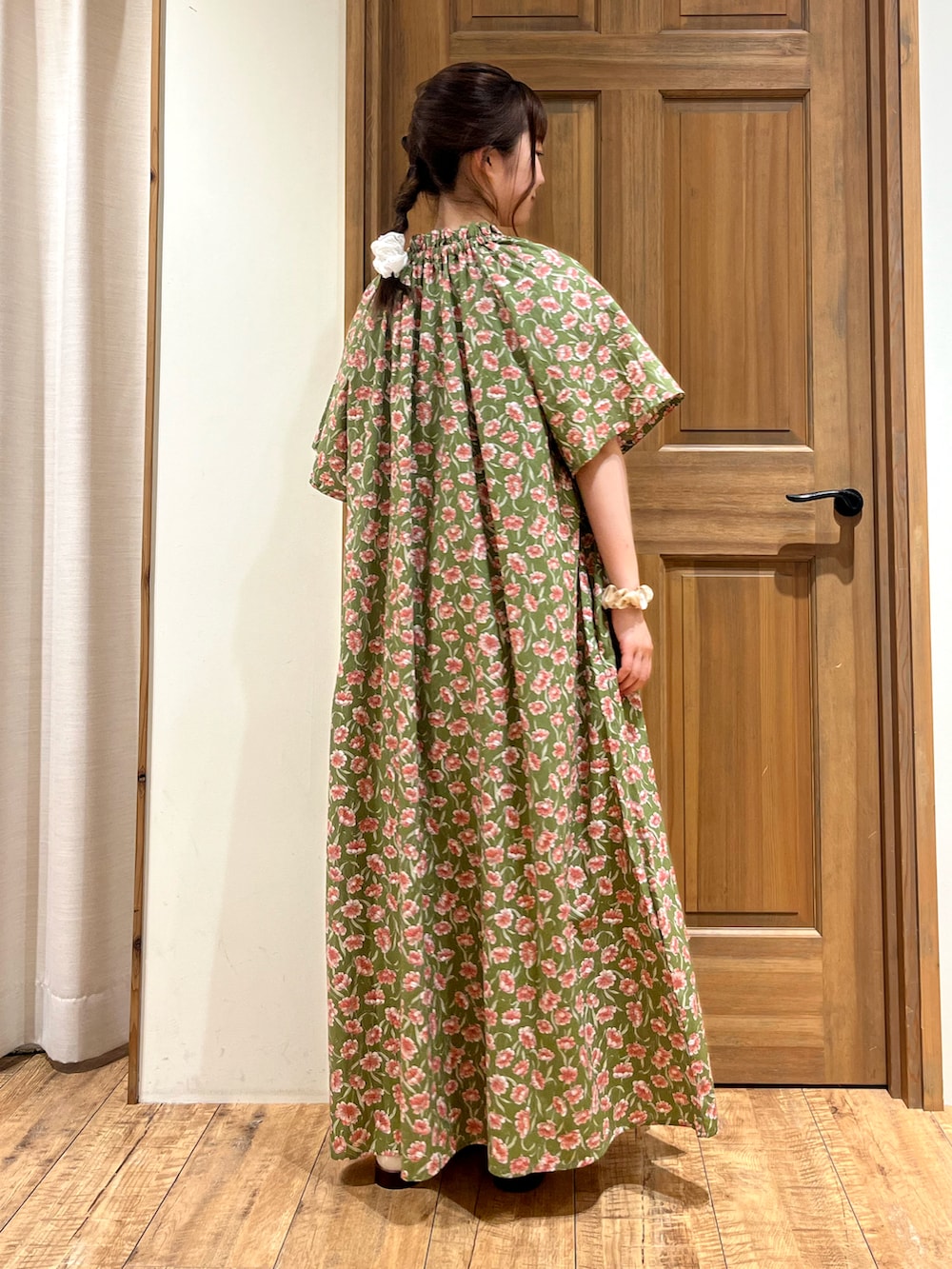 ホワイト系のサンダル、ベージュ系のその他パンツ、グレー系のシャツ/ブラウスを着用したレディースの夏コーディネートの4枚目の写真