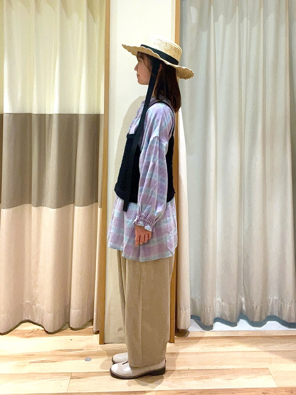 ブラック系のキャミソール、パープル系のシャツ/ブラウス、ベージュ系のその他パンツを着用したレディースの春コーディネートの2枚目の写真