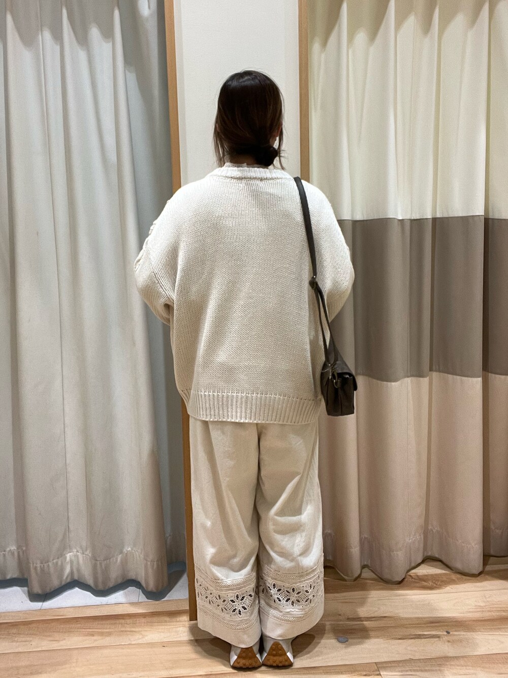 ホワイト系のその他パンツ、ホワイト系のTシャツ/カットソー、ブラウン系のショルダーバッグを着用したレディースの冬コーディネートの2枚目の写真