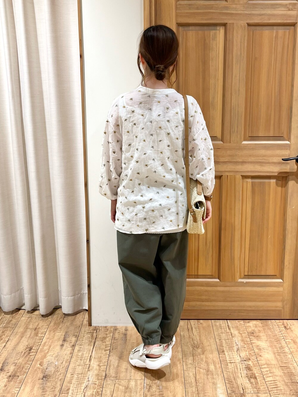 ベージュ系のサンダル、ホワイト系のシャツ/ブラウス、ホワイト系のキャミソールを着用したレディースの夏コーディネートの4枚目の写真