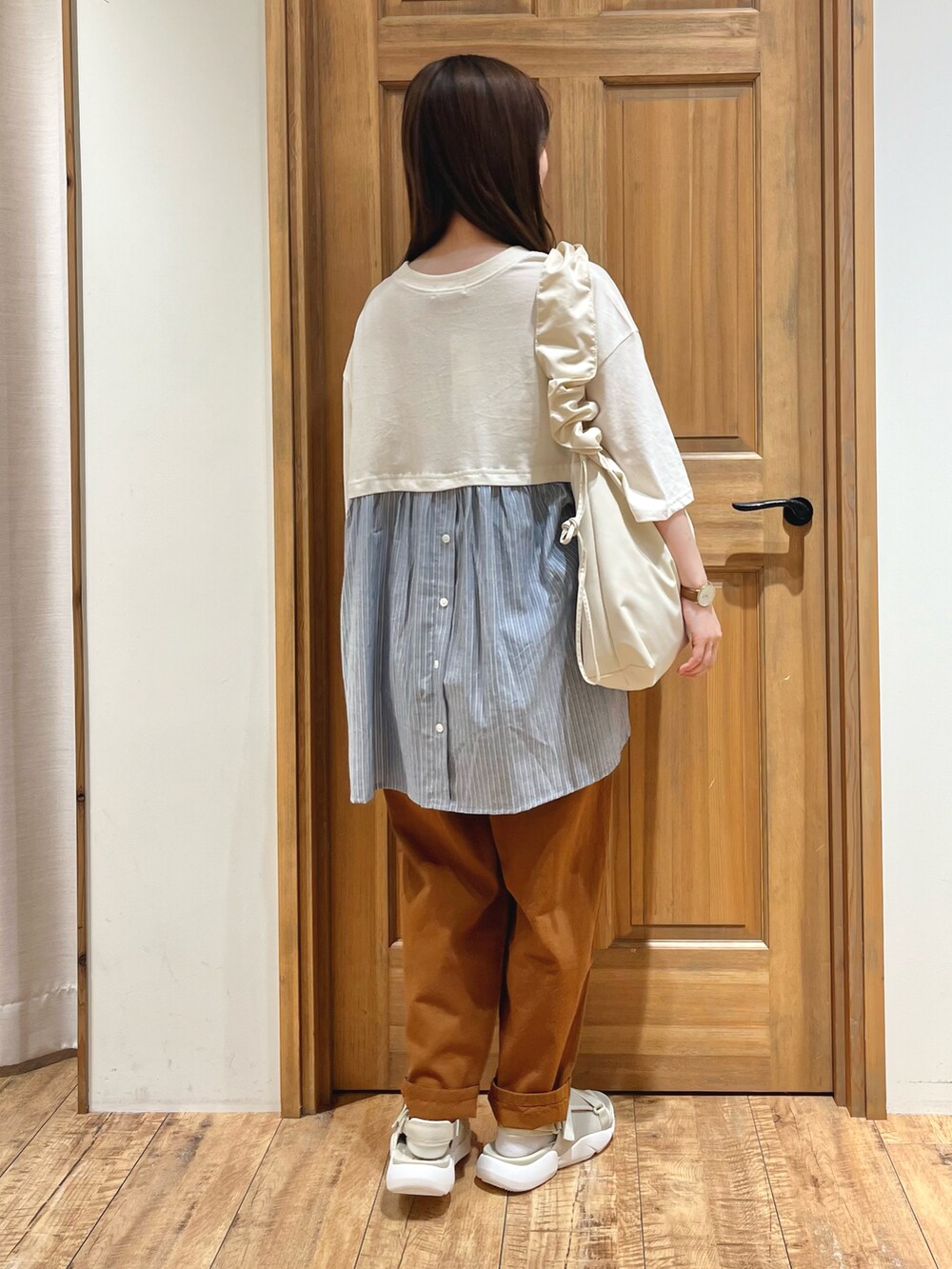 ホワイト系のハンドバッグ、ブラウン系のその他パンツ、ベージュ系のサンダルを着用したレディースの夏コーディネートの4枚目の写真