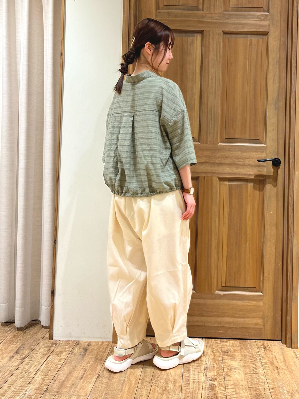 ベージュ系のサンダル、ホワイト系のその他パンツ、グリーン系のシャツ/ブラウスを着用したレディースの夏コーディネートの4枚目の写真