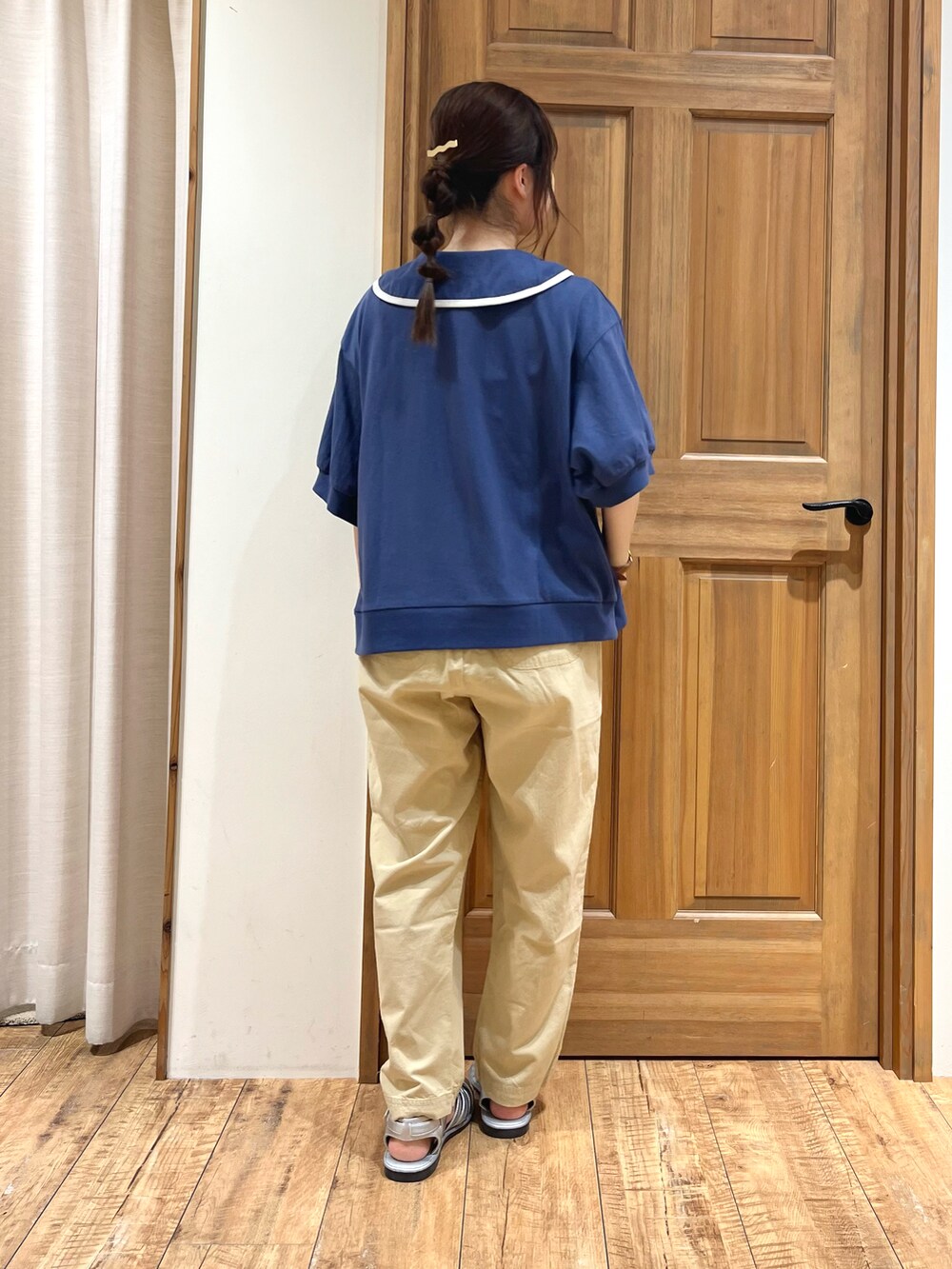 シルバー系のサンダル、ベージュ系のその他パンツ、ブルー系のTシャツ/カットソーを着用したレディースの夏コーディネートの4枚目の写真