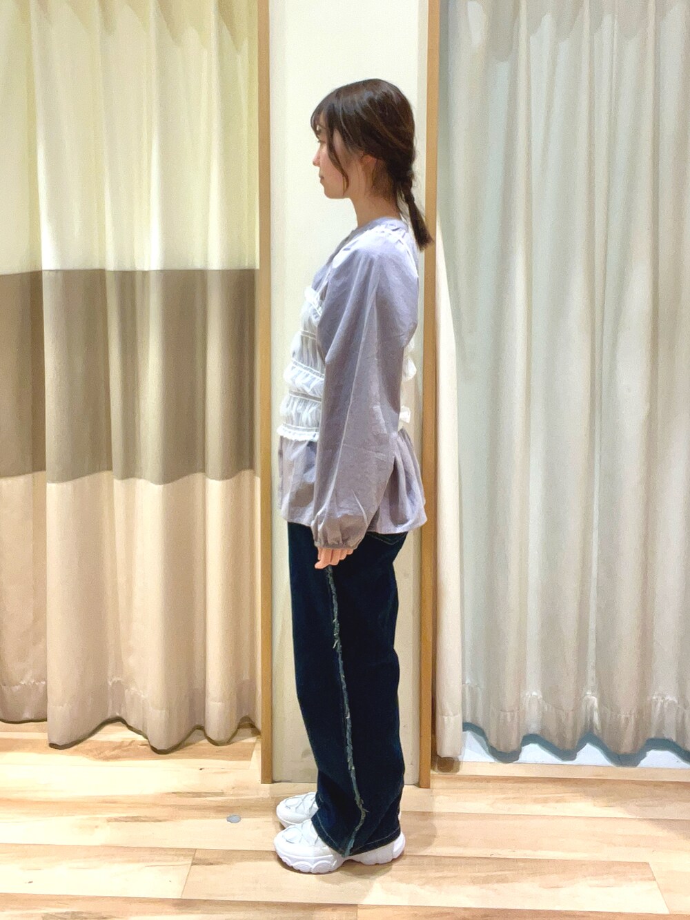 ホワイト系のTシャツ/カットソー、グレー系のシャツ/ブラウス、ホワイト系のドレスシューズを着用したレディースの春コーディネートの3枚目の写真