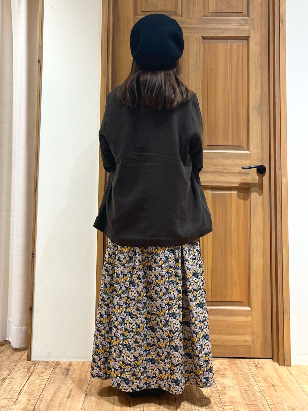 ブラウン系のハンドバッグ、イエロー系のカーディガン/ボレロ、グレー系のノーカラージャケットを着用したレディースの秋コーディネートの4枚目の写真