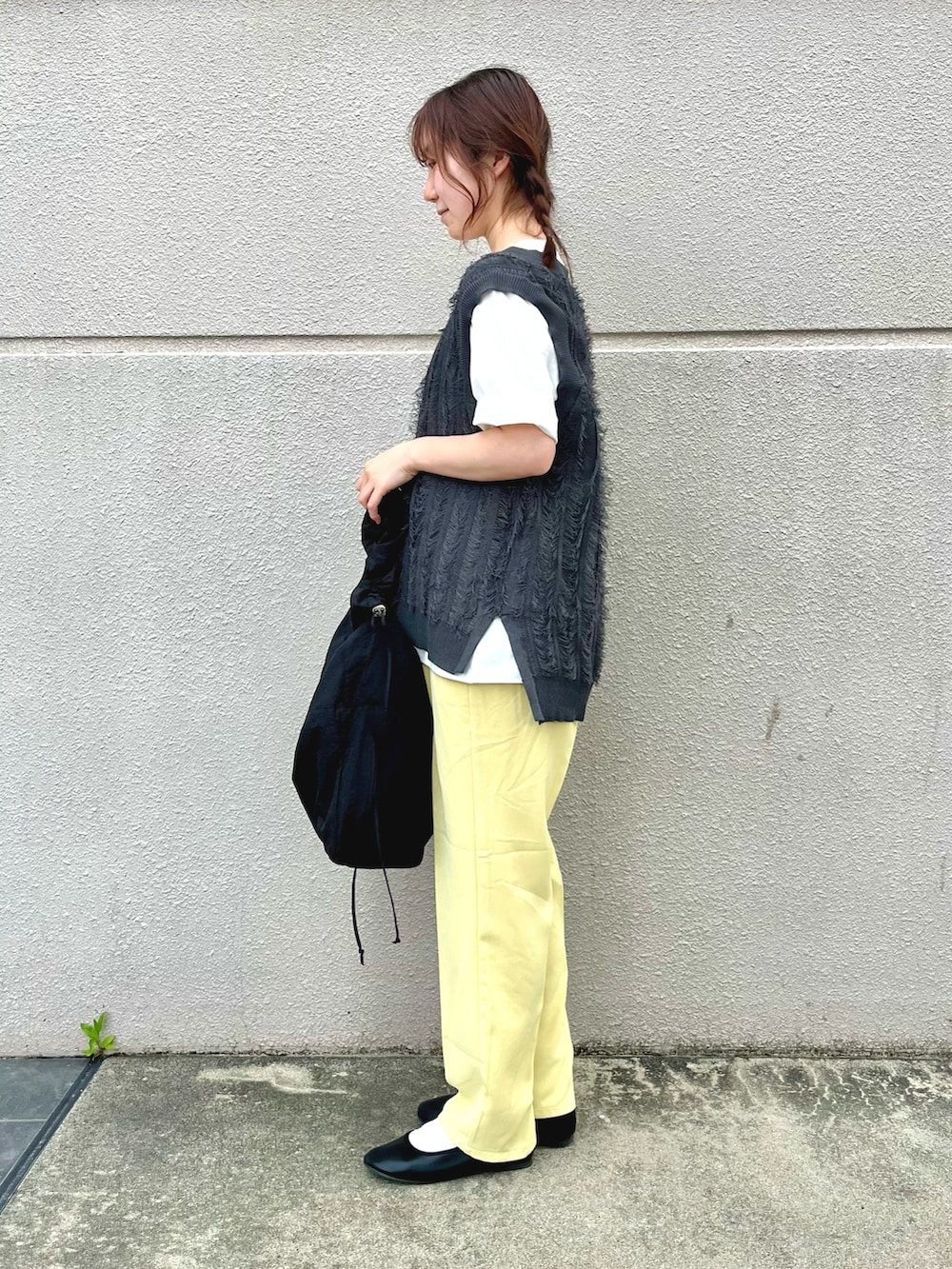 グレー系のニット/セーター、ホワイト系のTシャツ/カットソー、イエロー系のその他パンツを着用したレディースの春コーディネートの3枚目の写真