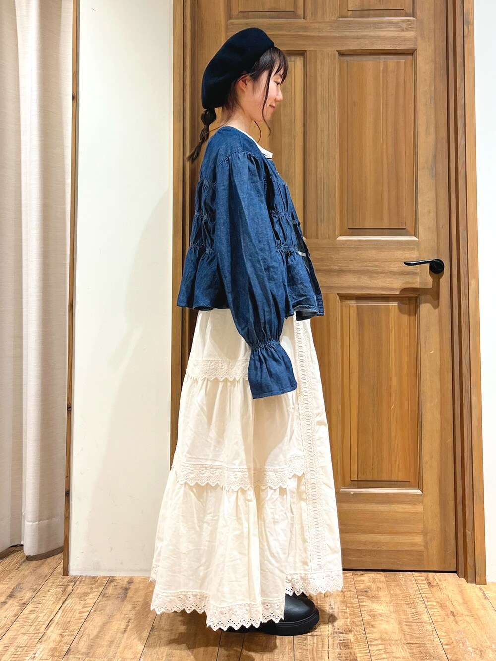 ブラック系のブーツ、ブラック系のTシャツ/カットソー、ブルー系のシャツ/ブラウスを着用したレディースの秋コーディネートの5枚目の写真